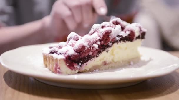 Chica Comiendo Pastel Cereza Café — Vídeo de stock