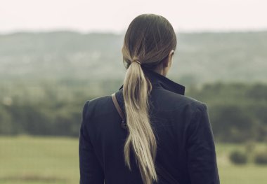 Erkek yeşil alanda çevreleyen güzellik hayran