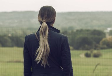 Erkek yeşil alanda çevreleyen güzellik hayran