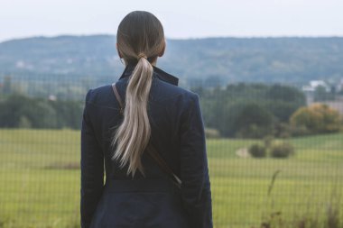 Erkek yeşil alanda çevreleyen güzellik hayran