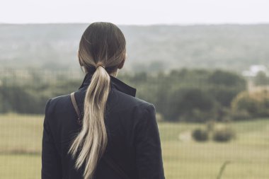 Erkek yeşil alanda çevreleyen güzellik hayran