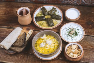 Hayat çeşitli lezzetli yemekler, başlangıç yemekleri, ana yemek, Orta Doğu restoranındaki tatlı komposto.