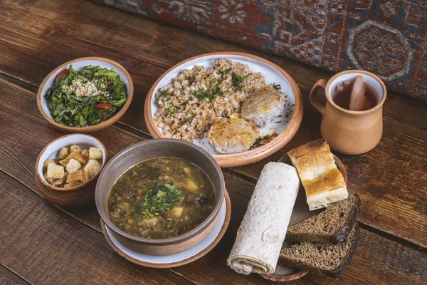 Naturaleza Muerta Varios Platos Deliciosos Incluyendo Entrantes Plato Principal Compota — Foto de Stock