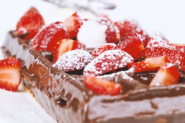 Dondurma, koyu çikolata ve beyaz arka plan üzerinde çilek ile Belçika waffle