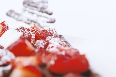 Dondurma, koyu çikolata ve beyaz arka plan üzerinde çilek ile Belçika waffle