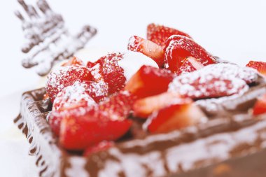 Dondurma, koyu çikolata ve beyaz arka plan üzerinde çilek ile Belçika waffle