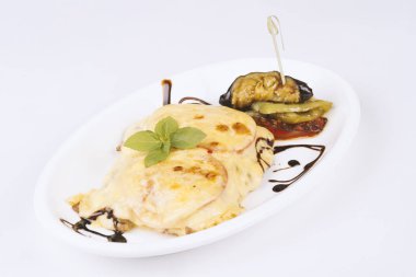 Eritilmiş peynir ve sebze ile pişmiş sığır eti