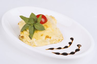 Eritilmiş peynir, nane yaprağı ile dekore edilmiş pişmiş sığır eti