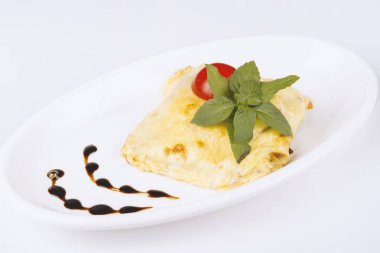 Eritilmiş peynir, nane yaprağı ile dekore edilmiş pişmiş sığır eti