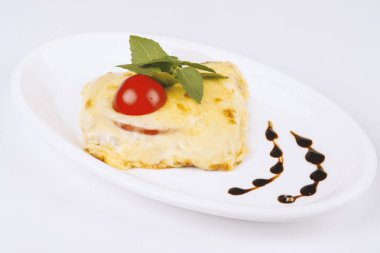 Eritilmiş peynir, nane yaprağı ile dekore edilmiş pişmiş sığır eti