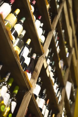 Şarap mahzeni raflarda seçkin içecekler