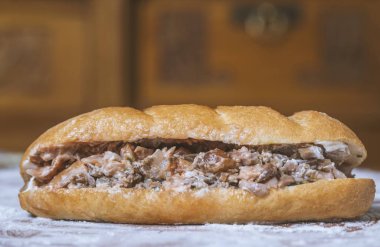 Arapça, Yunanca ya da Türkçe bir ahşap tahta etli sandviç