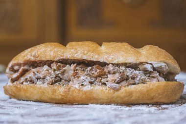 Arapça, Yunanca ya da Türkçe bir ahşap tahta etli sandviç