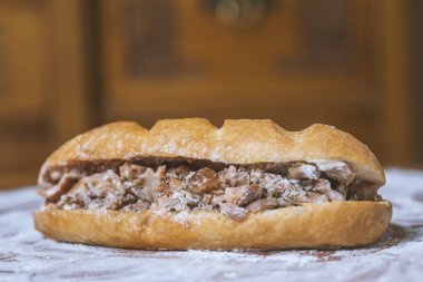 Arapça, Yunanca ya da Türkçe bir ahşap tahta etli sandviç