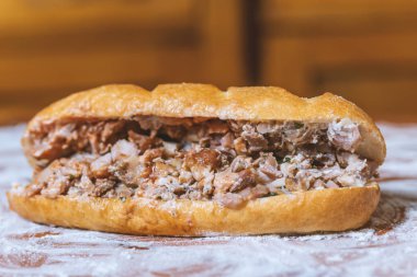 Arapça, Yunanca ya da Türkçe bir ahşap tahta etli sandviç