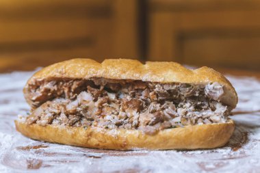 Arapça, Yunanca ya da Türkçe bir ahşap tahta etli sandviç