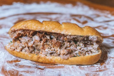 Arapça, Yunanca ya da Türkçe bir ahşap tahta etli sandviç