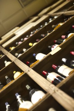 Şarap mahzeni raflarda seçkin içecekler