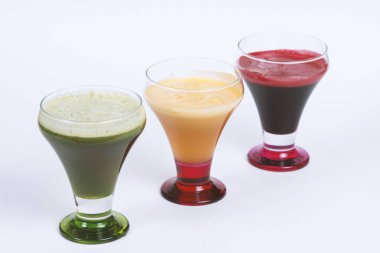 . Beyaz bir arka plan üzerinde farklı sebze ile sağlıklı vejetaryen smoothies