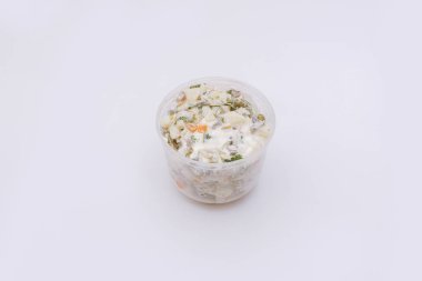 Paket servisi olan restoran geleneksel Rus mutfağında kutu beyaz bir arka plan