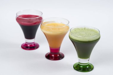 . Beyaz bir arka plan üzerinde farklı sebze ile sağlıklı vejetaryen smoothies