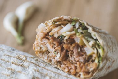 Etli, soğanlı ve otlu geleneksel oryantal sandviç.