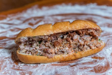 Arapça, Yunanca ya da Türkçe bir ahşap tahta etli sandviç