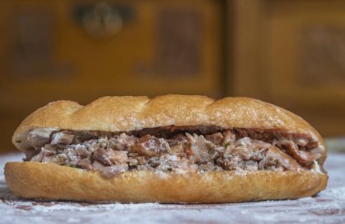 Arapça, Yunanca ya da Türkçe bir ahşap tahta etli sandviç