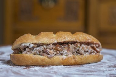 Arapça, Yunanca ya da Türkçe bir ahşap tahta etli sandviç