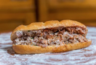 Arapça, Yunanca ya da Türkçe bir ahşap tahta etli sandviç