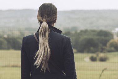 Erkek yeşil alanda çevreleyen güzellik hayran