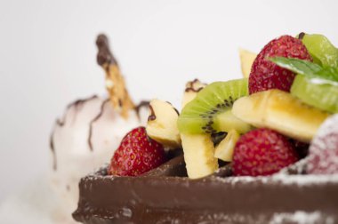 dondurma ve çikolata gözleme çilek ve kivi ile