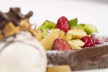 dondurma ve çikolata gözleme çilek ve kivi ile