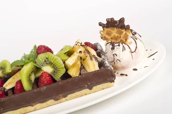 アイスクリームとチョコレートのワッフルにイチゴとキウイ — ストック写真
