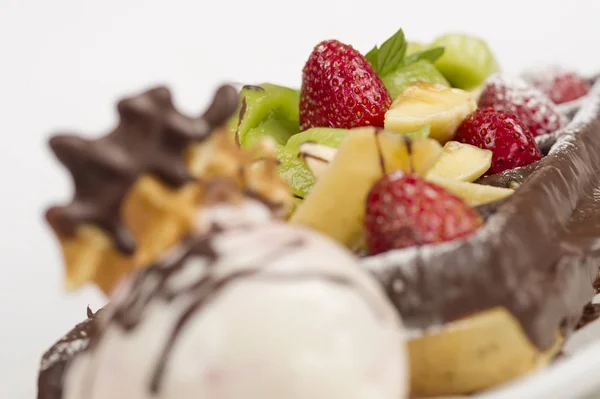 Мороженое Шоколадные Вафли Клубникой Киви — стоковое фото