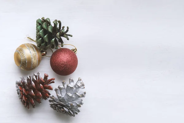 Décoration Noël Avec Boules Cône Sur Fond Blanc — Photo