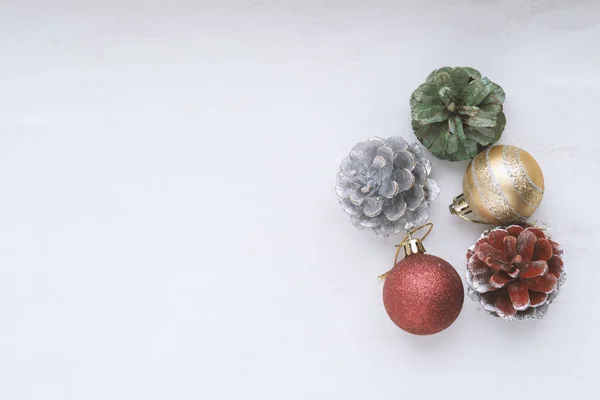 白い背景にボールとコーンとクリスマスの装飾 — ストック写真