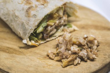 Etli, soğanlı ve otlu geleneksel oryantal sandviç.