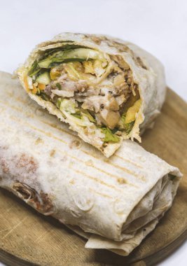 Etli, soğanlı ve otlu geleneksel oryantal sandviç.