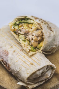 Etli, soğanlı ve otlu geleneksel oryantal sandviç.