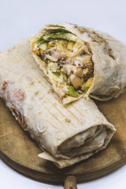 Etli, soğanlı ve otlu geleneksel oryantal sandviç.