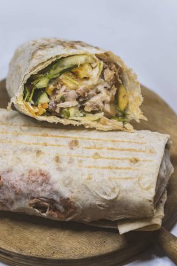 Etli, soğanlı ve otlu geleneksel oryantal sandviç.