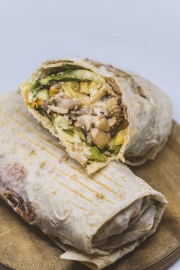 Etli, soğanlı ve otlu geleneksel oryantal sandviç.