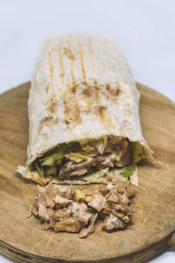 Etli, soğanlı ve otlu geleneksel oryantal sandviç.