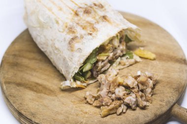 Etli, soğanlı ve otlu geleneksel oryantal sandviç.