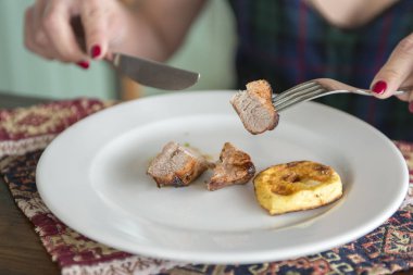 et ve patates bir tabak içinde