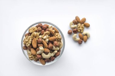 Bir cam kabın içinde çeşitli fındık
