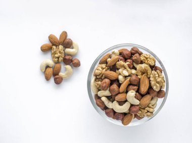 Bir cam kabın içinde çeşitli fındık