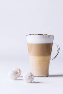 Cam kavanozda süslü kahve.