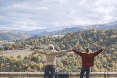 Erkek ve kadın güzel manzarayı aşık